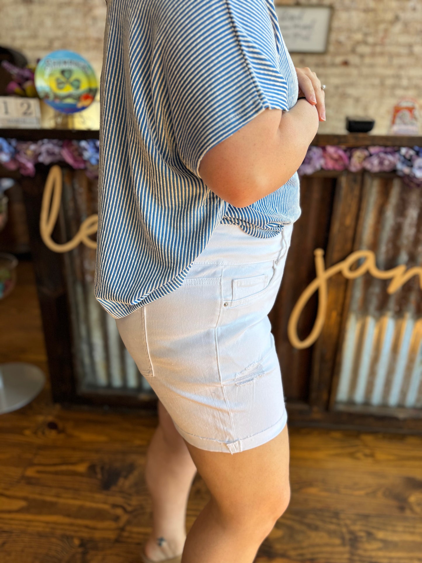 Missy 3 Button Cuffed Shorts - White